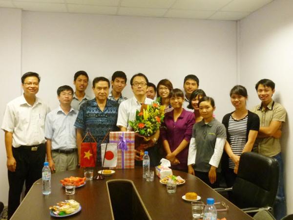 Ngày làm việc đầu tiên của tân Tổng Giám đốc AKB Suetsugu